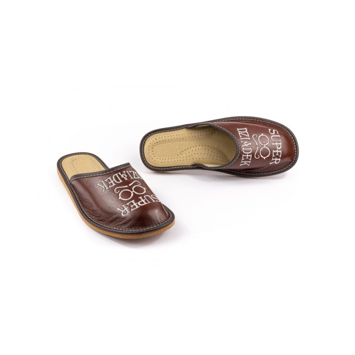 Brązowe kapcie z napisem "Super Dziadek", idealny prezent na Dzień Dziadka