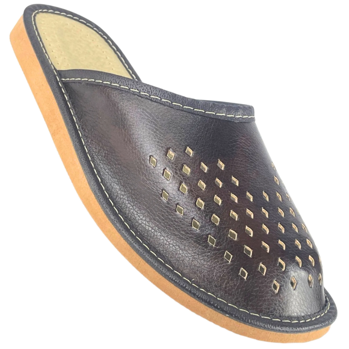 Brązowe kapcie męskie z dziurkami na cholewce, przewiewne pantofle męskie - numer 212