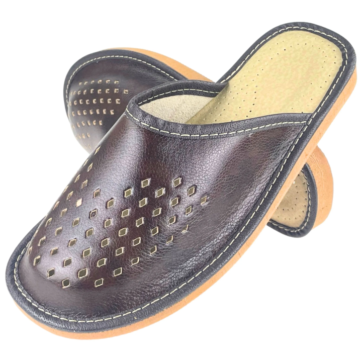 Brązowe kapcie męskie z dziurkami na cholewce, przewiewne pantofle męskie - numer 212