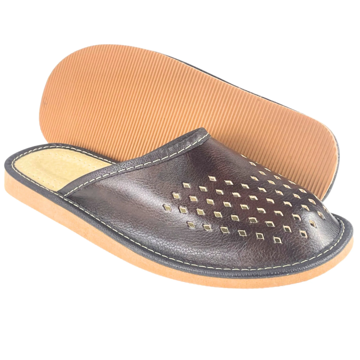 Brązowe kapcie męskie z dziurkami na cholewce, przewiewne pantofle męskie - numer 212