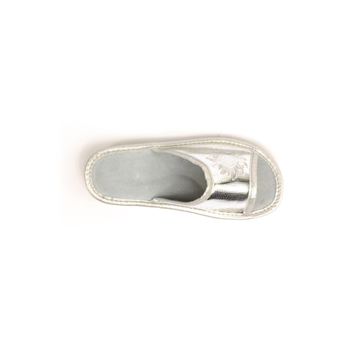 Srebrne skórzane pantofle dziecięce z wybijanym kwiatem - numer 110