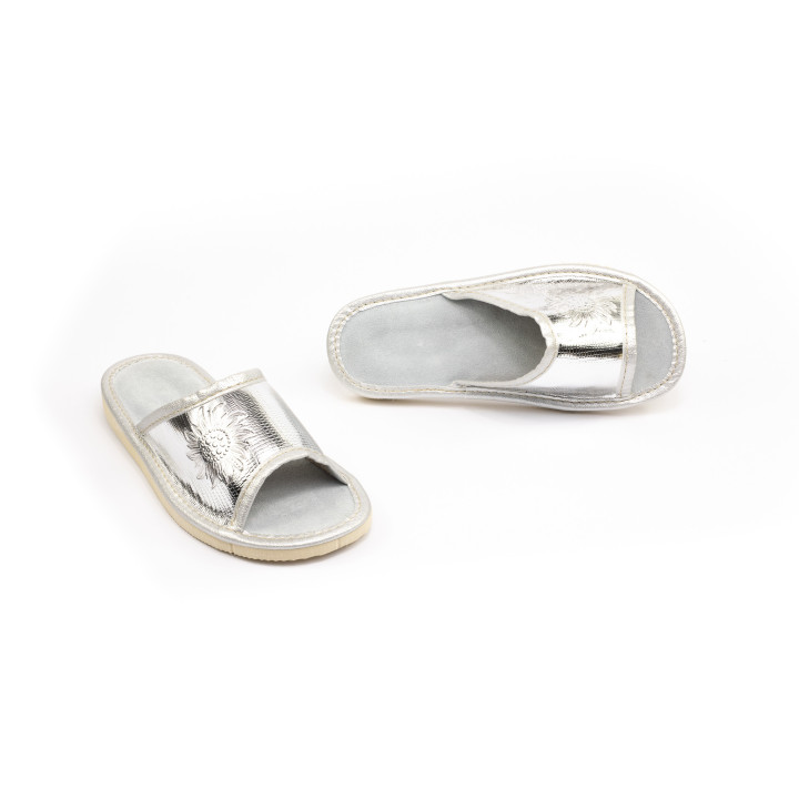 Srebrne skórzane pantofle dziecięce z wybijanym kwiatem - numer 110