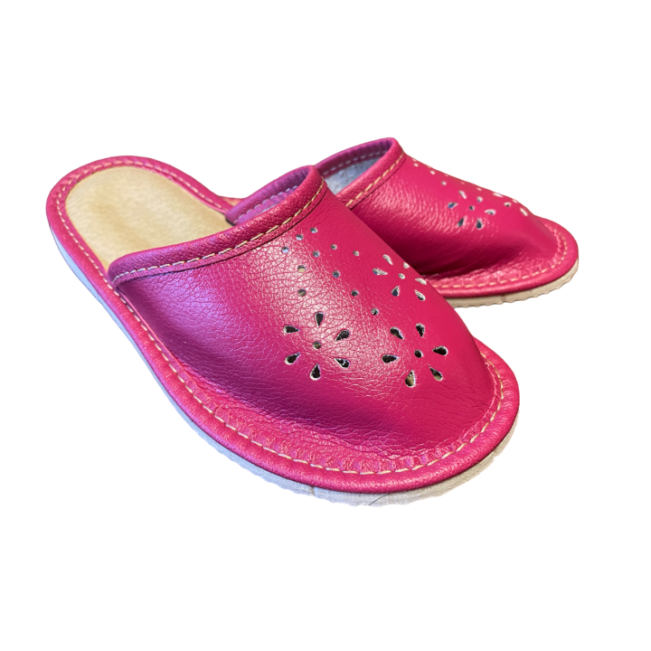 Ciemno różowe łapy dziecięce, wygodne klapki domowe dla dzieci