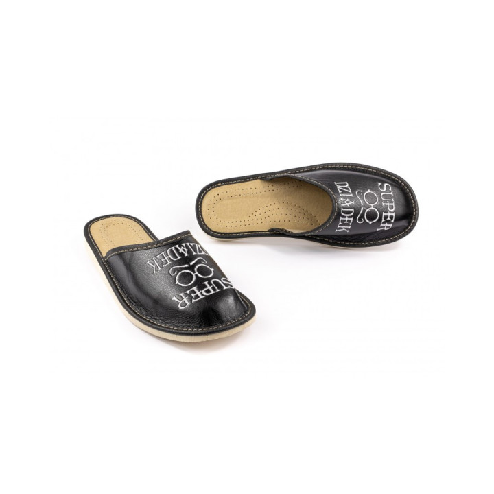 Czarne kapcie z napisem "Super Dziadek", idealny prezent na Dzień Dziadka
