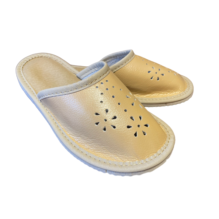 Beżowe, spokojne kapcie dziecięce, kapcie domowe z bukietem