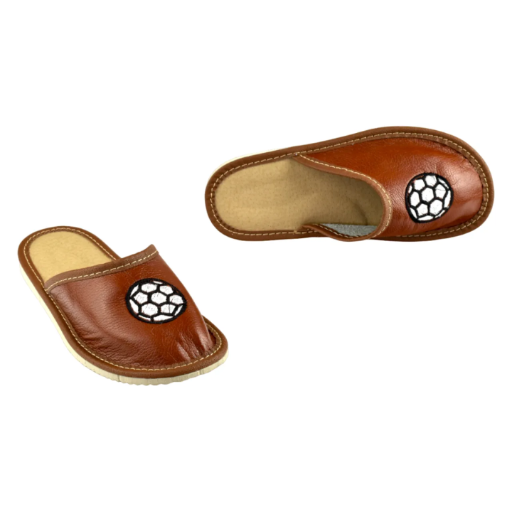 Brązowe ciapcie chłopięce z piłką, pantofle dla dziecka