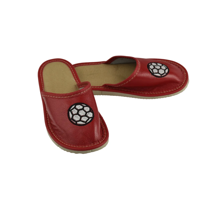 Kryte kapcie dla dzieci czerwone, piłka nożna, kapcie z haftem