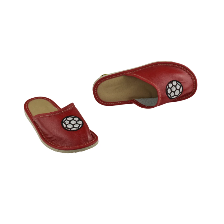 Kryte kapcie dla dzieci czerwone, piłka nożna, kapcie z haftem