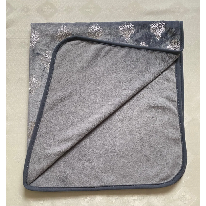 Szary koc polarowy w parzenice, mięciutki koc dla dzieci