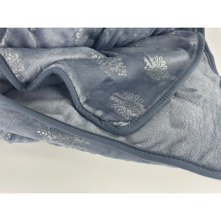 Szary koc polarowy w parzenice, mięciutki koc dla dzieci