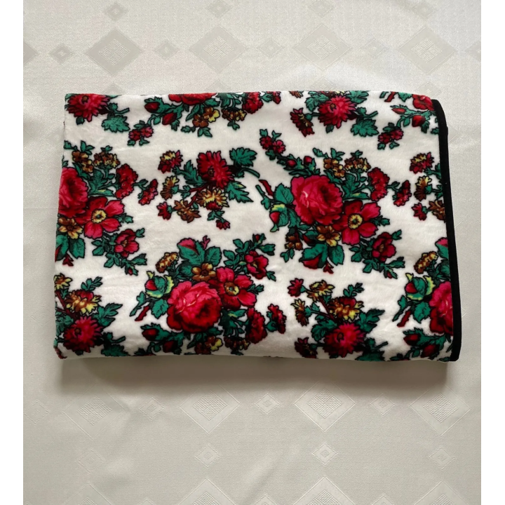 Biały koc polarowy w kwiaty góralskie, mięciutki koc dla dzieci