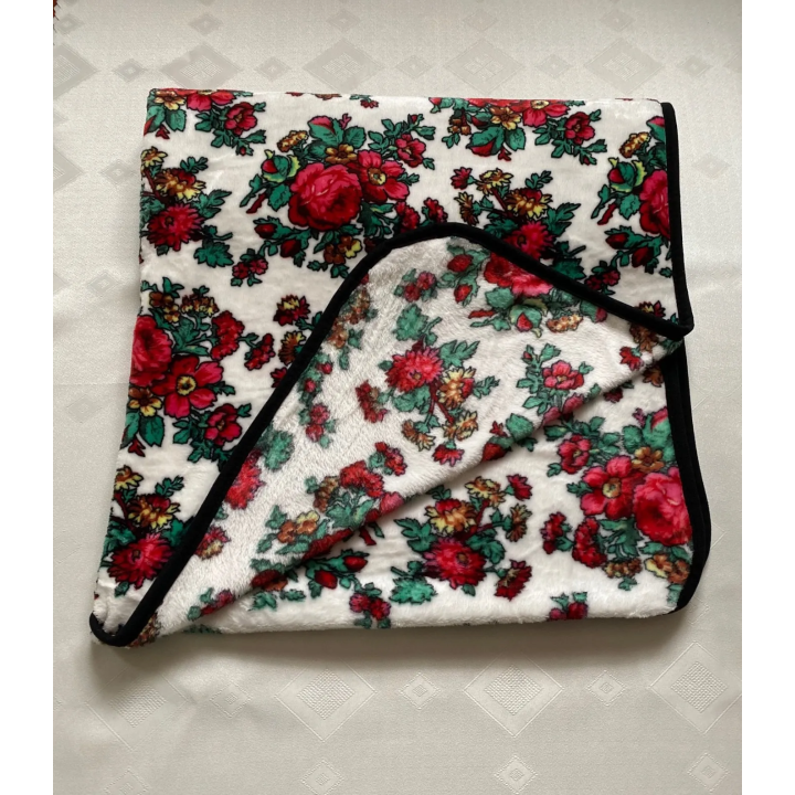 Biały koc polarowy w kwiaty góralskie, mięciutki koc dla dzieci