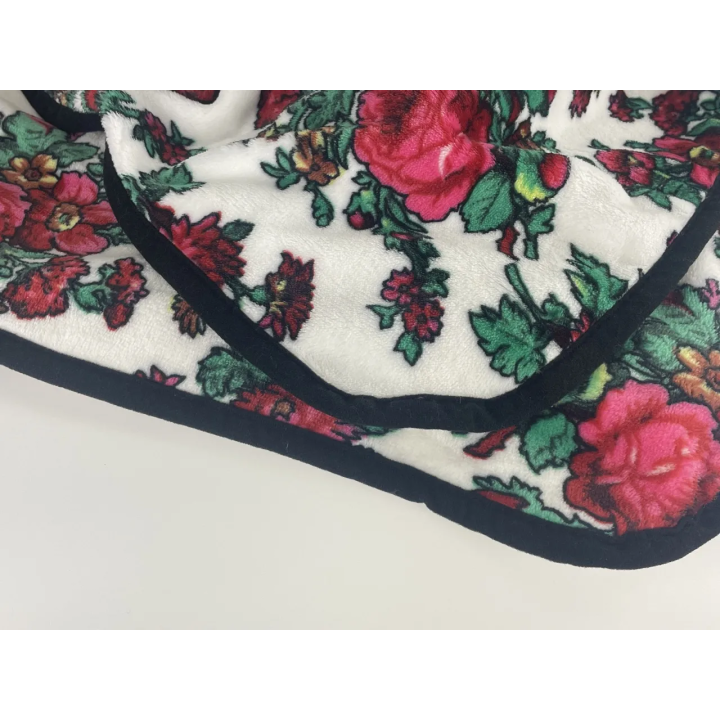 Biały koc polarowy w kwiaty góralskie, mięciutki koc dla dzieci