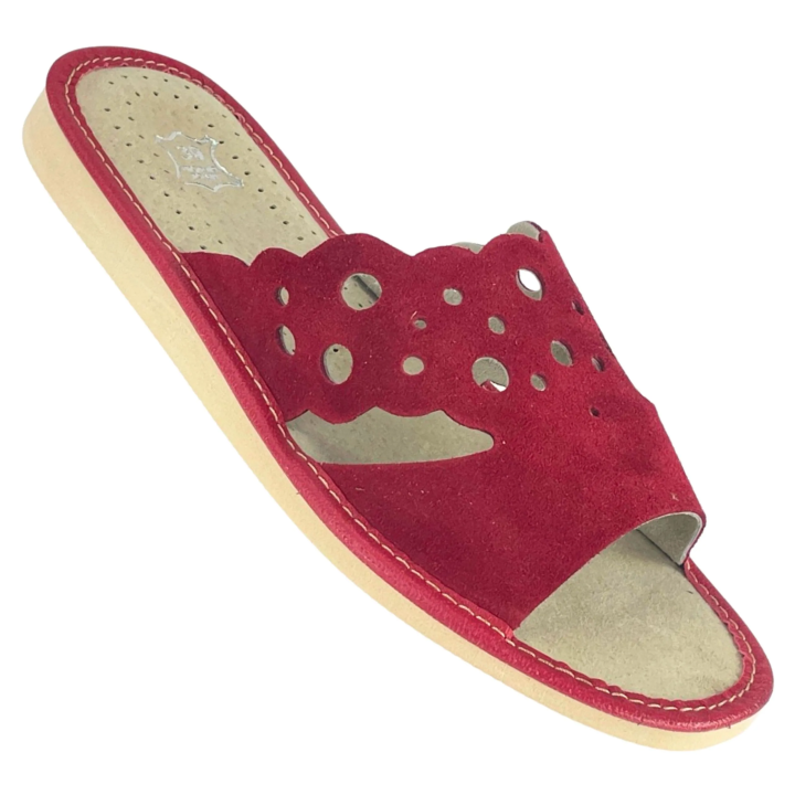 Skórzane pantofle damskie, czerwone kapcie domowe - numer 374