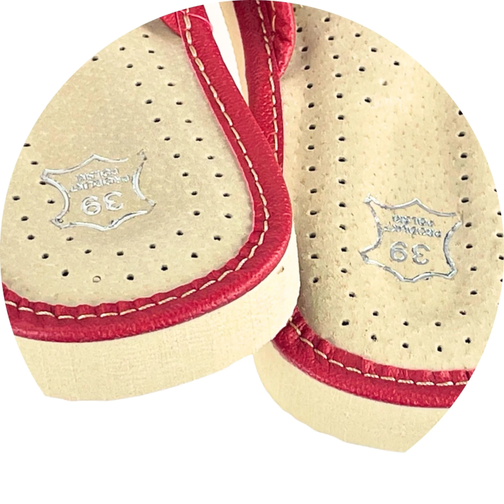 Skórzane pantofle damskie, czerwone kapcie domowe - numer 374