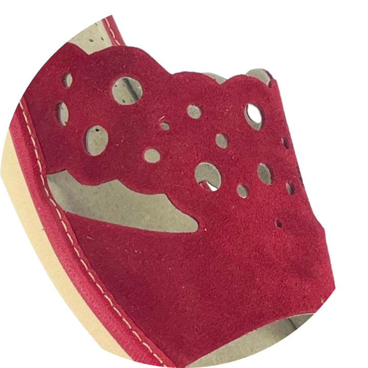 Skórzane pantofle damskie, czerwone kapcie domowe - numer 374