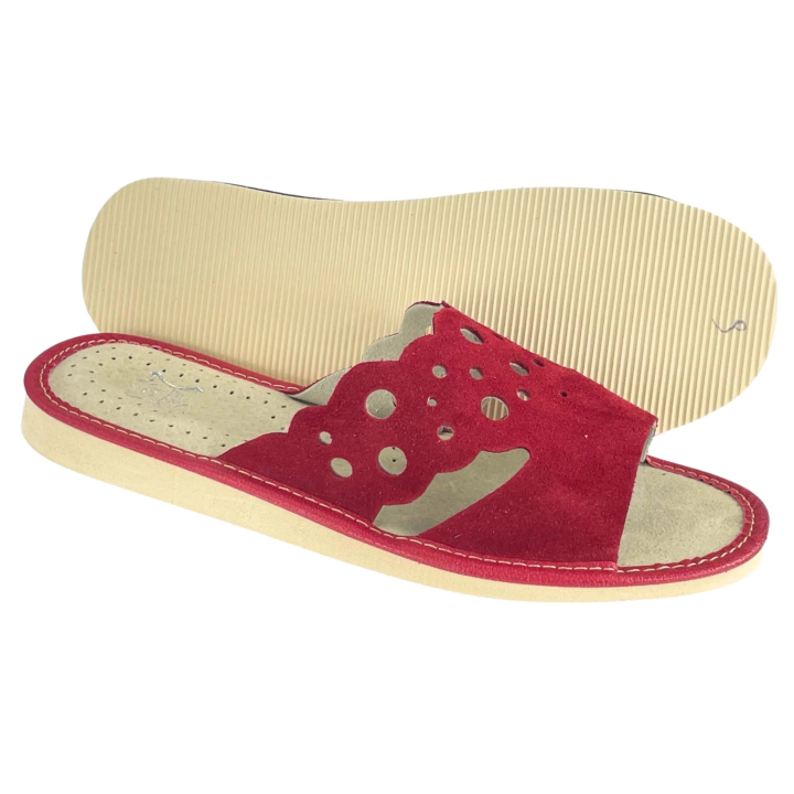 Skórzane pantofle damskie, czerwone kapcie domowe - numer 374