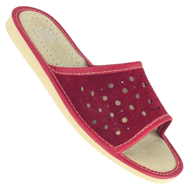 Zamszowe czerwone kapcie domowe, wygodne laczki do domu, kapcie damskie góralskie