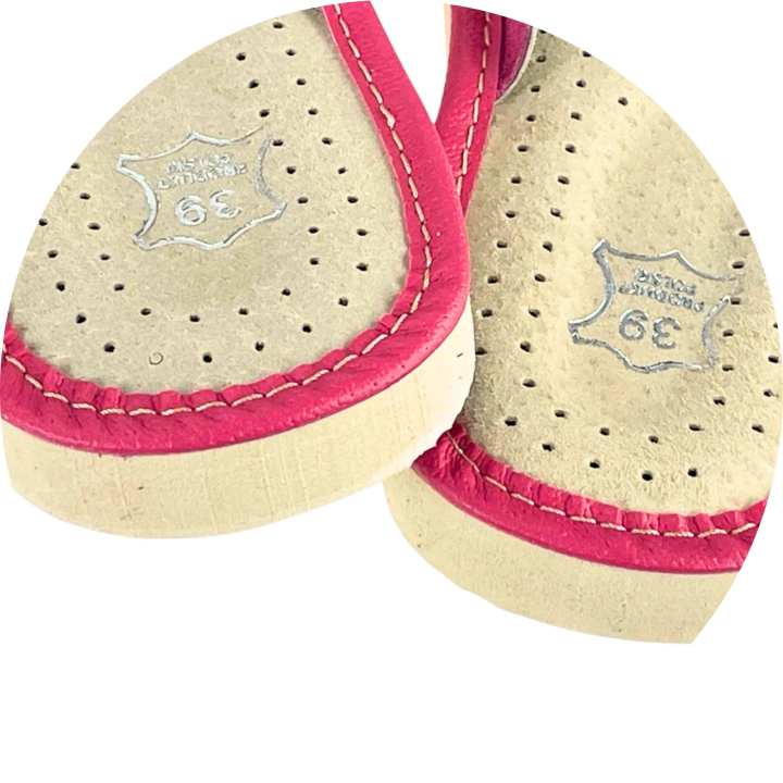 Lekkie i tanie różowe pantofle domowe, skórzane góralskie kapcie