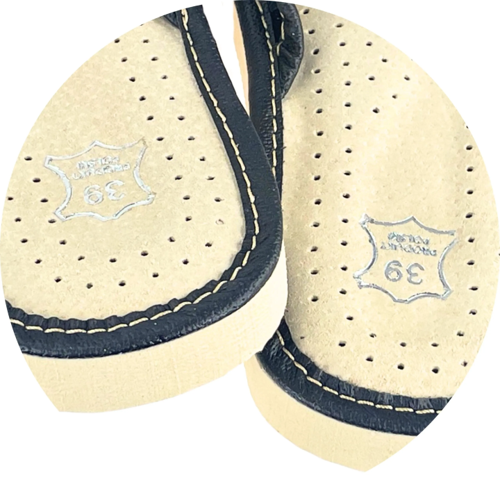 Czarne pantofle damskie, skórkowe laczki domowe, obuwie domowe damskie - numer 391