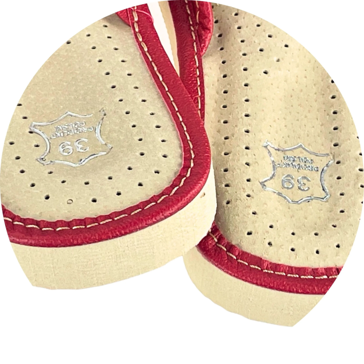 Pantofle damskie czerwone, zamszowe kapcie domowe - numer 392