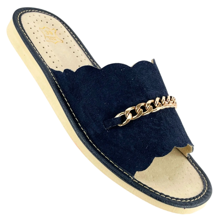 Granatowe laczki damskie z łańcuchem na cholewce, wygodne klapki domowe