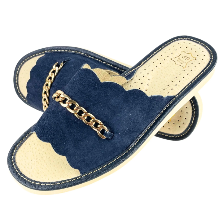 Granatowe laczki damskie z łańcuchem na cholewce, wygodne klapki domowe