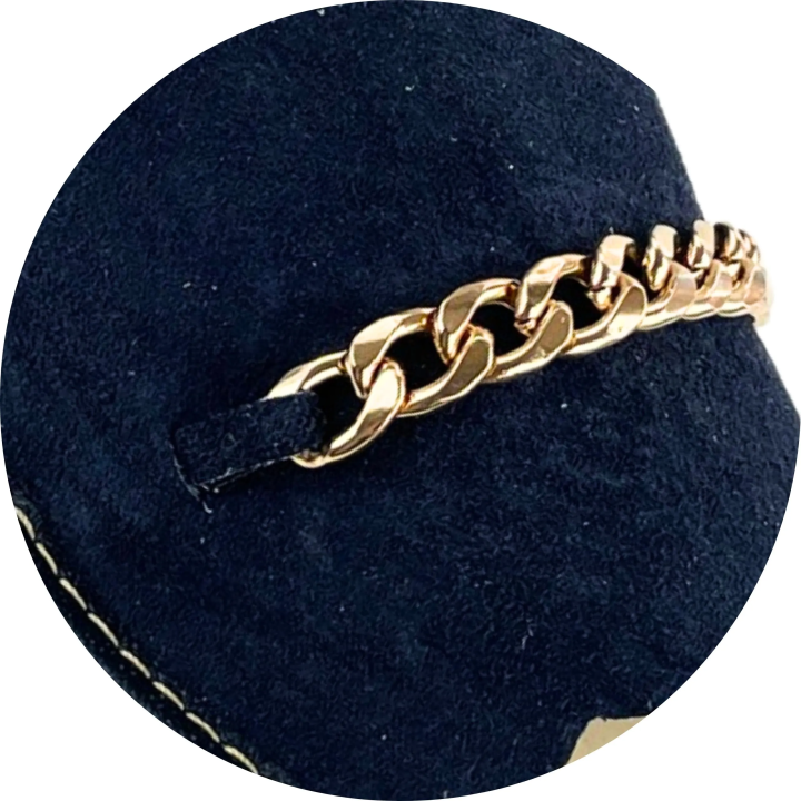 Granatowe laczki damskie z łańcuchem na cholewce, wygodne klapki domowe