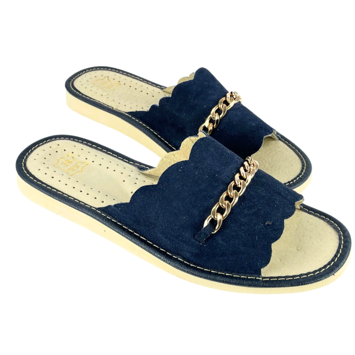 Granatowe laczki damskie z łańcuchem na cholewce, wygodne klapki domowe