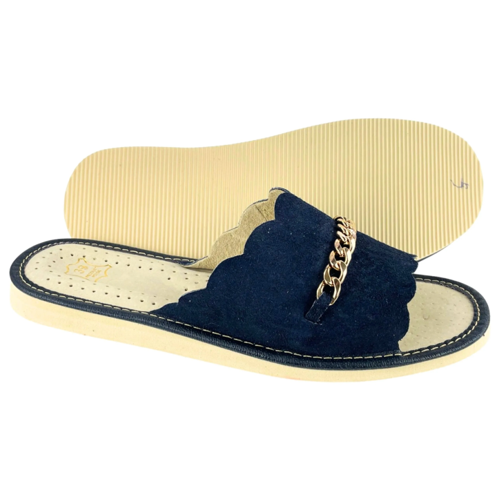 Granatowe laczki damskie z łańcuchem na cholewce, wygodne klapki domowe