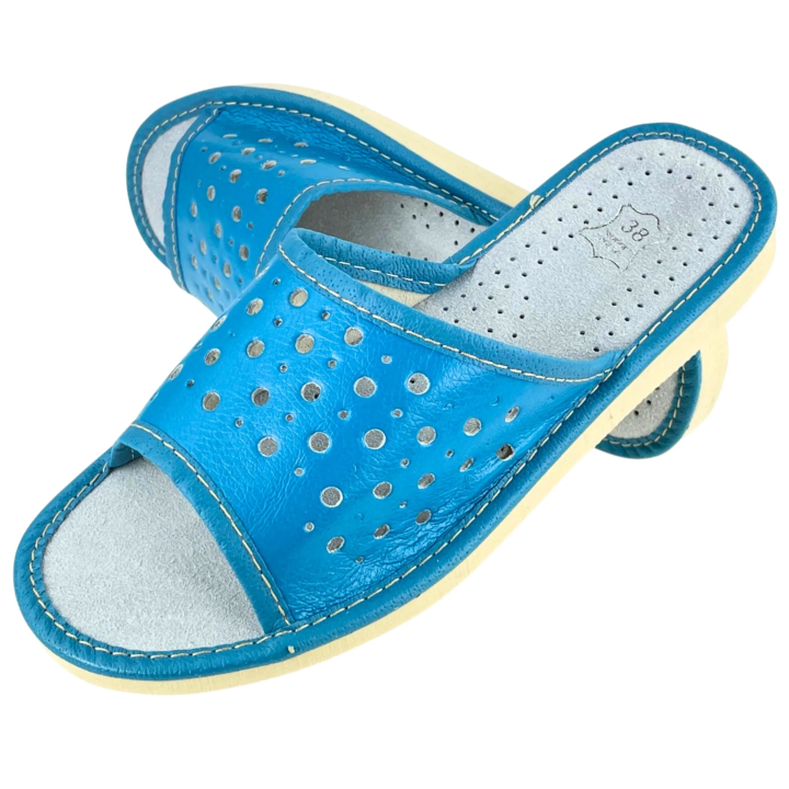 Niebieskie pantofle domowe na lato, skórkowe kapcie damskie domowe - numer 428