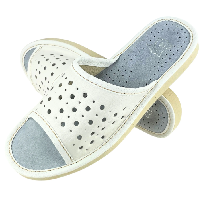 Białe skórkowe laczki domowe damskie, idealne kapcie na lato