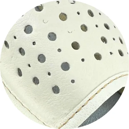 Wygodne białe skórkowe kapcie dla kobiet, letni must-have.