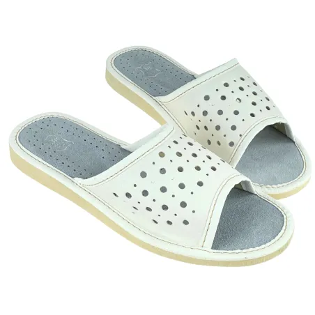 Modne białe laczki z miękkiej skóry, idealne do domu.