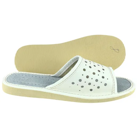 Chłodne i przewiewne białe kapcie damskie na lato.