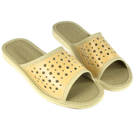 Para beżowych kapci damskich na tle neutralnym