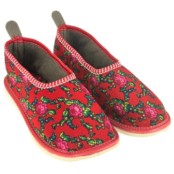 Czerwone góralskie kapcie domowe z piętką