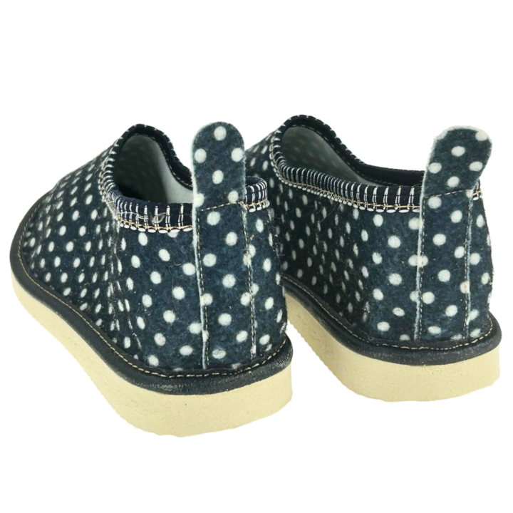 Pantofle bambosze filcowe damskie z piętką w grochy ciemne
