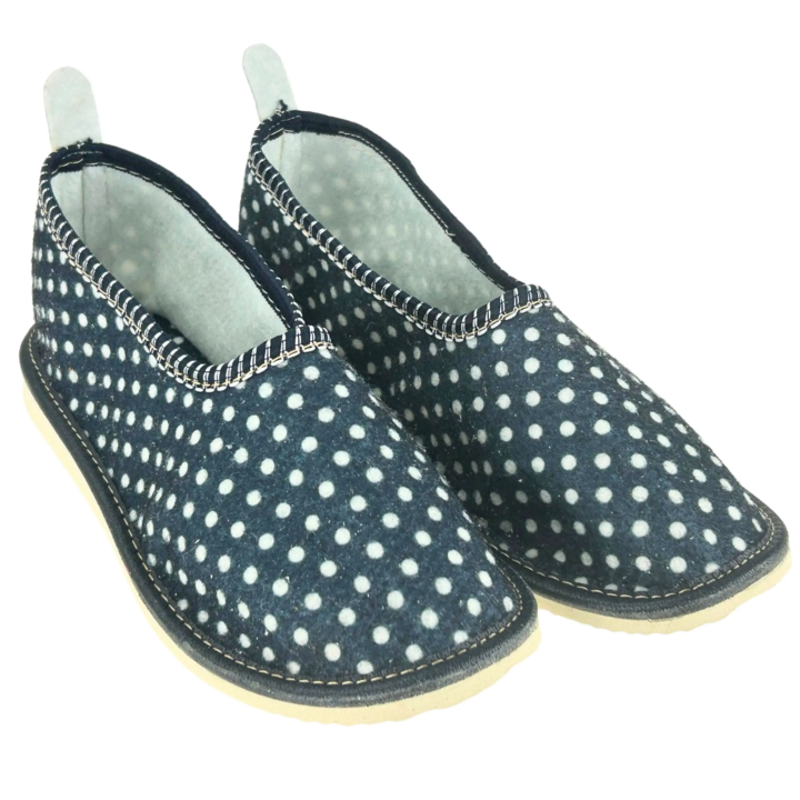 Pantofle bambosze filcowe damskie z piętką w grochy ciemne