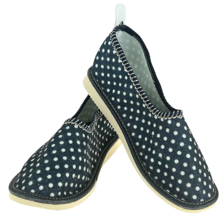 Pantofle bambosze filcowe damskie z piętką w grochy ciemne