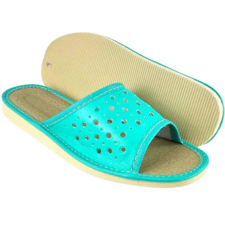 Zielone laczki damskie, wygodne i modne pantofle dla odwiedzających.