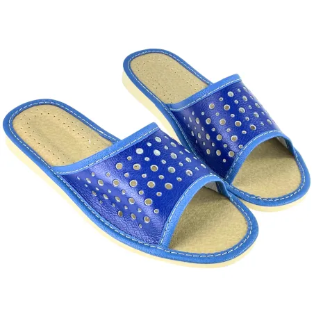 Przystępne kapcie dla gości w kolorze niebieskim, komfortowe i lekkie