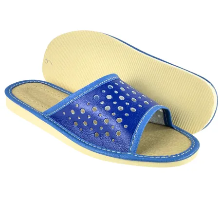 Niebieskie, lekkie i tanie kapcie domowe, idealne dla odwiedzających.