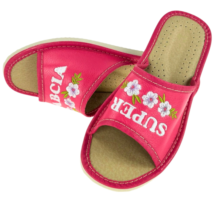 Różowe kapcie na Dzień Babci, kapcie z napisem na prezent