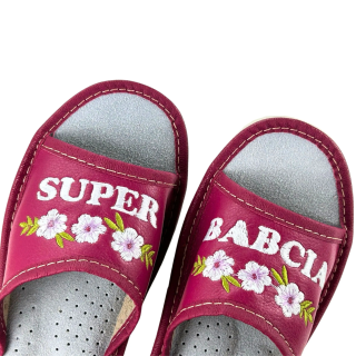 Kapcie na dzień babci Wygodne klapki dla babci z napisem