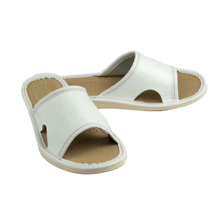Białe pantofle damskie, kapcie domowe damskie w kolorze białym - numer 064