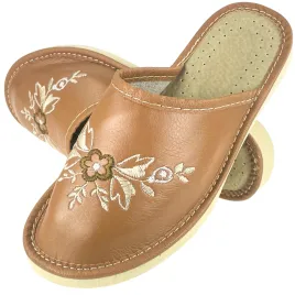 Kryte, brązowe kapcie damskie z motywami kwiatowymi, wygodne pantofle damskie - numer 272