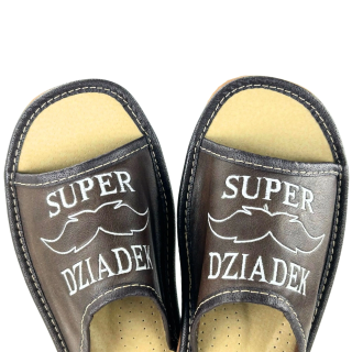 Ciemno-brązowe kapcie męskie na prezent dla Dziadka Super Dziadek - numer 501