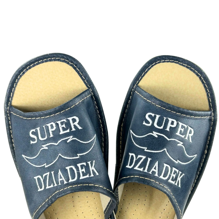 Granatowe kapcie na dzień dziadka z napisem kapcie na prezent dla dziadka