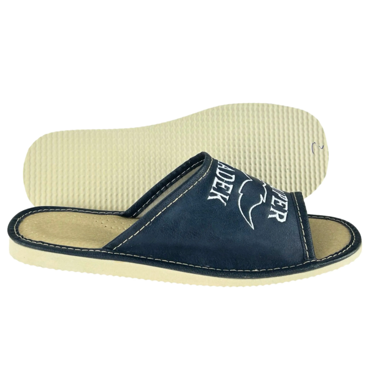 Granatowe kapcie na dzień dziadka z napisem kapcie na prezent dla dziadka